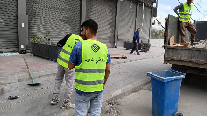 بلدية صيدا و"معطي غروب" تباشران رفع الركام وفتح الطرقات من موقع العدوان الإسرائيلي
