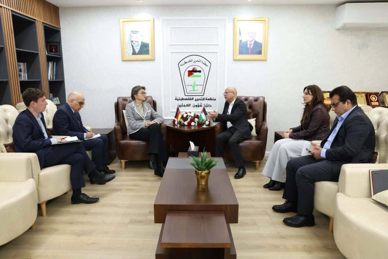 د. أبو هولي يبحث مع السفيرة الألمانية تحديات تمويل "الأونروا"