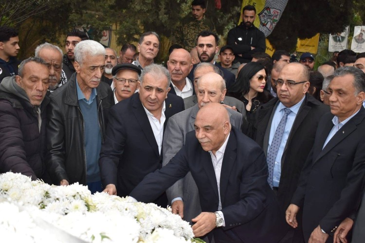 نيابة عن الرئيس عباس.. السفير الأسعد يضع إكليلاً من الزهور على أضرحة الشهداء
