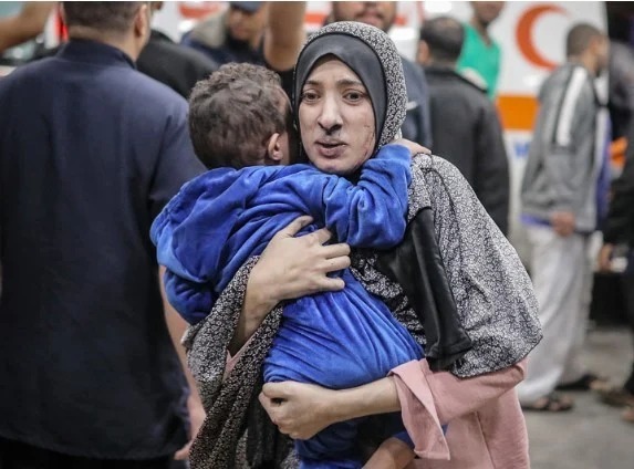 عيد الأم في فلسطين.. أم في قلب المعاناة