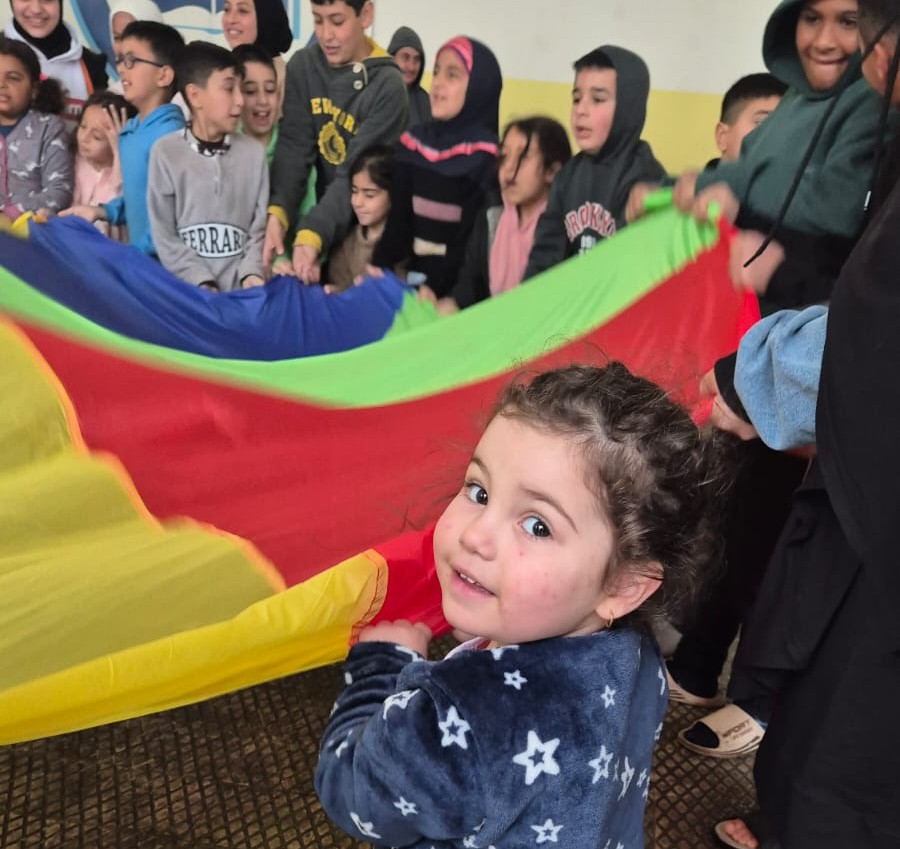 "ضيوفنا بالقلب... ضيوفنا أهلنا".. مبادرة إنسانية في صيدا ترسم البسمة على وجوه الأطفال النازحين