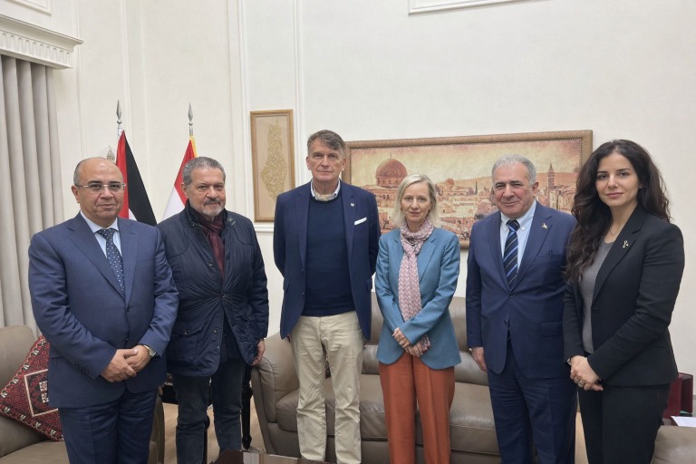 ممثل الرئيس عباس الخاص وسفير دولة فلسطين لدى لبنان يستقبلان المفوض العام بالإنابة لـ"الأونروا" ومديرة شؤونها في لبنان