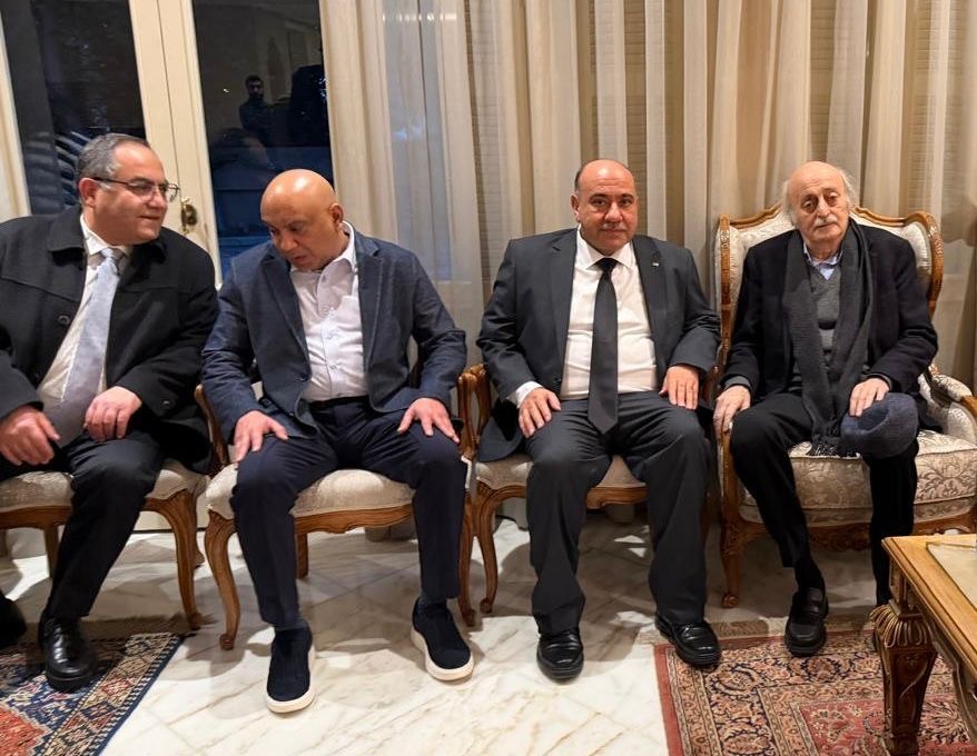 علي العبدالله مقدّمًا التعازي بوفاة والدة السفير الأردني