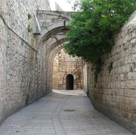 يوم الجمعة العظيمة في القدس… شوارع خالية وقيود الاحتلال تُغيّب المصلّين
