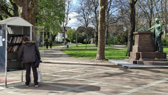 من المكتبة إلى الرصيف: صناديق الكتب الحرة في المدن الفرنسية