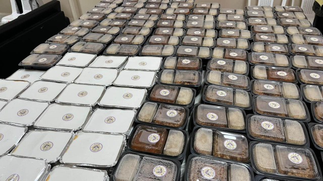 توزيع وجبات ساخنة يومية في مركز "مشوار العمر" دعماً للمقيمين والنازحين في صيدا