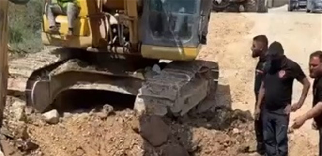 بالصور - بعد أيام من العدوان.. انتشال شهيدين من تحت جسر القاسمية