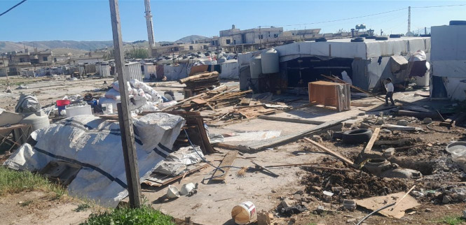 تفكيك مخيم غير قانوني للنازحين السوريين في منطقة حوش موسى – عنجر