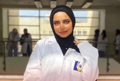 طالبة طب فلسطينية تنقذ مريضاً من بتر قدمه