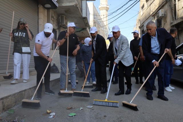 أبو هولي يشارك في يوم تطوعي بمخيم قلنديا مشيداً بصمود المخيمات الفلسطينية