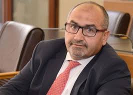 الحشيمي يطالب بإلغاء الامتحانات الرسمية أو تأجيلها: لا عدالة تربوية في ظل القصف والنزوح