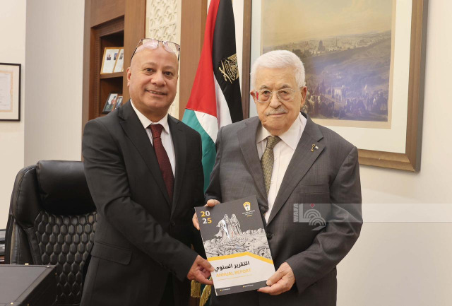 الرئيس عباس يتسلم من أبو هولي التقرير السنوي لدائرة شؤون اللاجئين