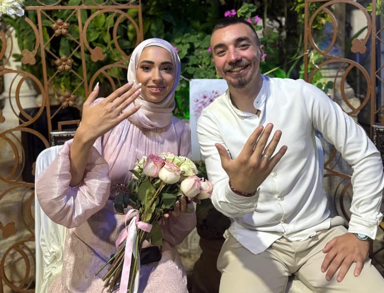 بين أروقة النزوح وُلدت الحكاية... واليوم تُوِّجت بالخطوبة