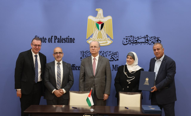 برعاية رئيس الوزراء الفلسطيني د. مصطفى.. توقيع اتفاقيات منح بنحو 10 ملايين دولار لدعم مشاريع البنية التحتية والصحة والترميم