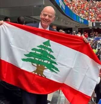 بالفيديو - رئيس "الفيفا" يرفع العلم اللبناني في المونديال!