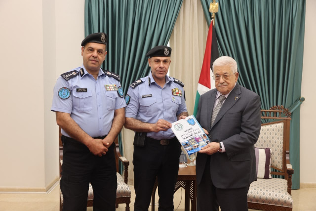الرئيس عباس يتسلم كتيبا خاصا من إصدار قيادة الشرطة
