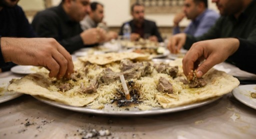 ليست المشكلة في المنسف… بل في ثقافة المشاركة
