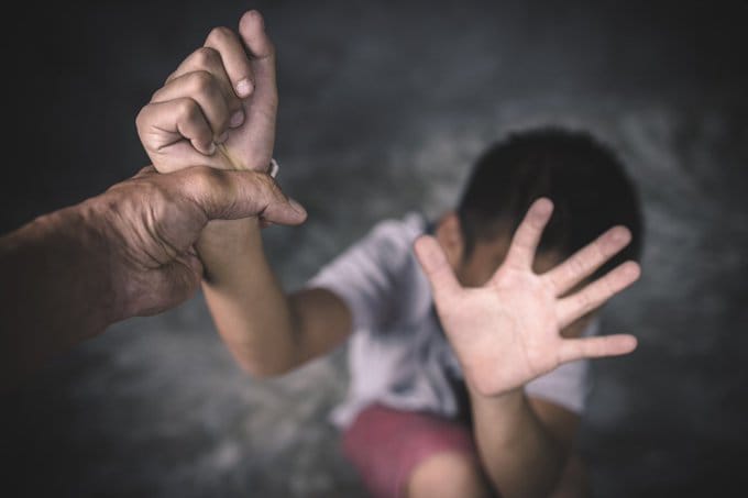 أطفأت السجائر بجسده.. أم  تعذب ابنها بوحشية...