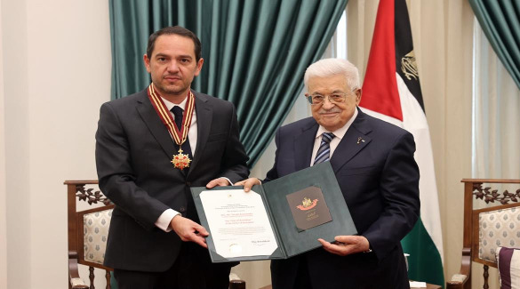 الرئيس عباس يمنح القنصل الفرنسي العام نجمة القدس من وسام القدس