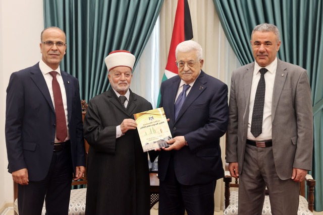 الرئيس عباس يتسلم التقرير السنوي لدار الإفتاء الفلسطينية لعام 2025