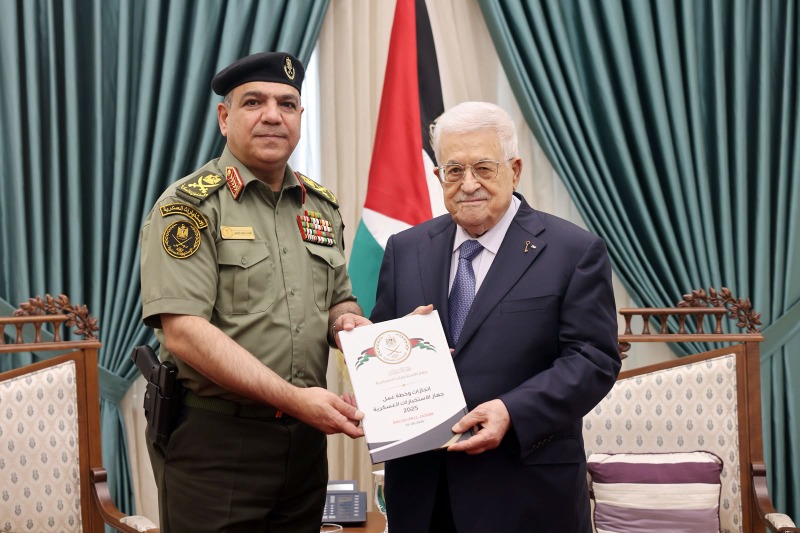 الرئيس عباس يتسلم التقرير السنوي لجهاز الاستخبارات العامة ويشيد بجهود منتسبيه في صون الأمن وسيادة القانون