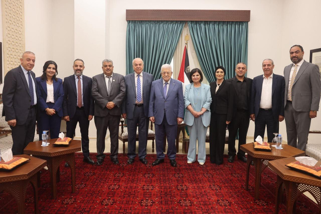 الرئيس عباس يستقبل رئيس وأعضاء بلدية البيرة ويوجههم بمضاعفة الجهود لخدمة المواطنين وتعزيز صمودهم