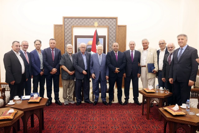 الرئيس عباس يقلد قامات وطنية ومؤسسين في "اتحاد الكتاب" والأدباء أوسمة الثقافة والعلوم والفنون
