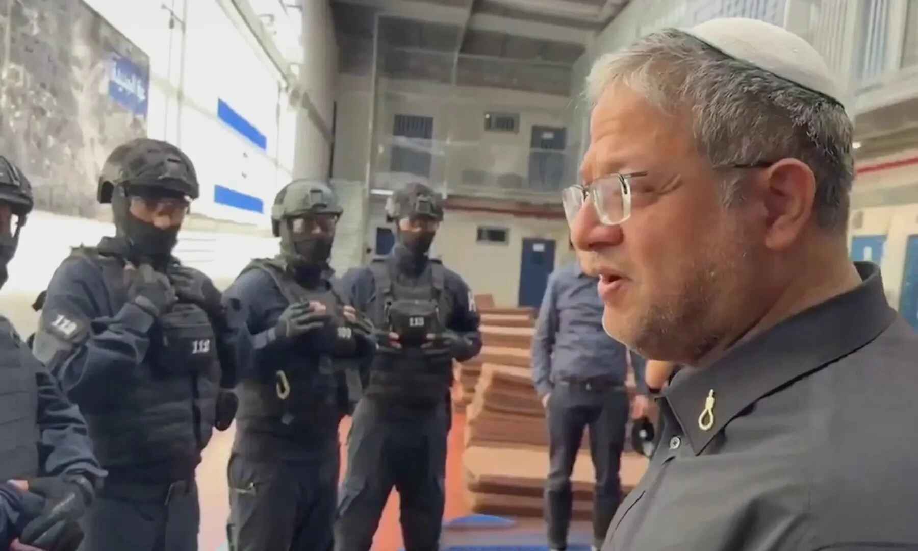 بن غفير يقتحم سجن النقب ويأمر بمصادرة ملابس الأسرى والمصاحف