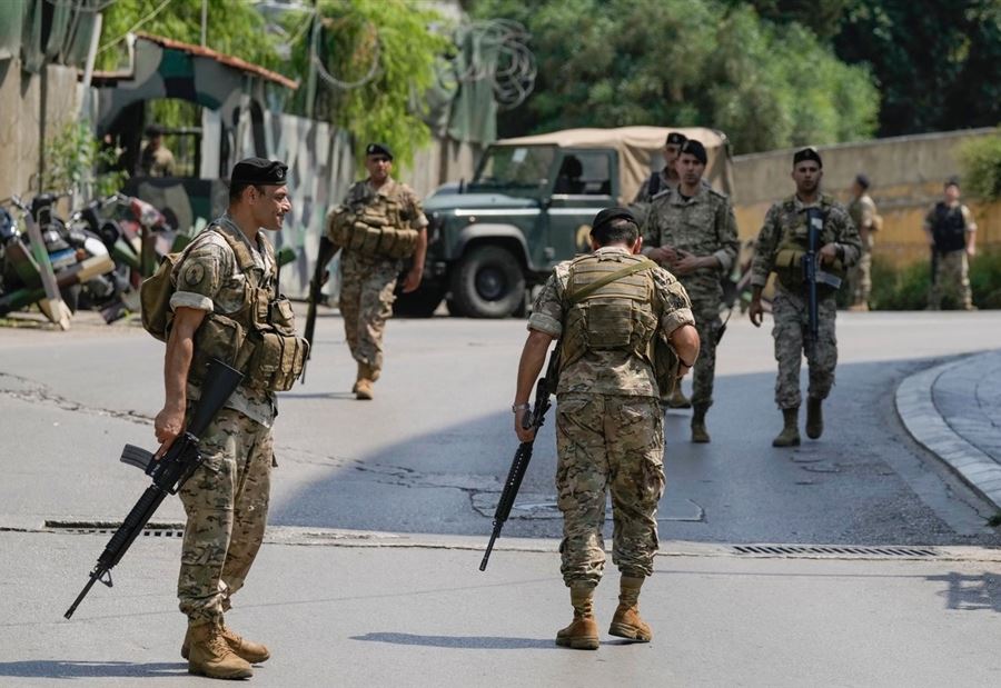 الجيش يوقف 25 شخصًا في عدة مناطق ويضبط أسلحة ومخدرات