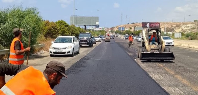 ورش تأهيل وتزفيت لعدد من الطرقات الرئيسية في الجنوب