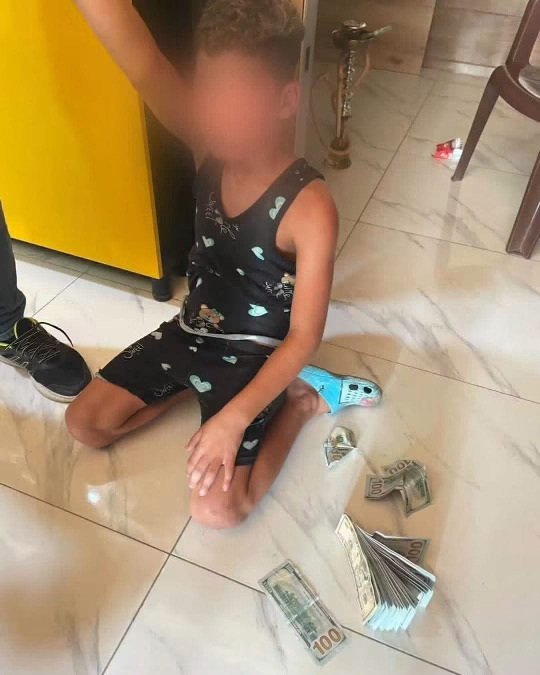 طفل يسرق 11800 دولار من محل في المحمرة... وكلمة واحدة تكشف السبب!