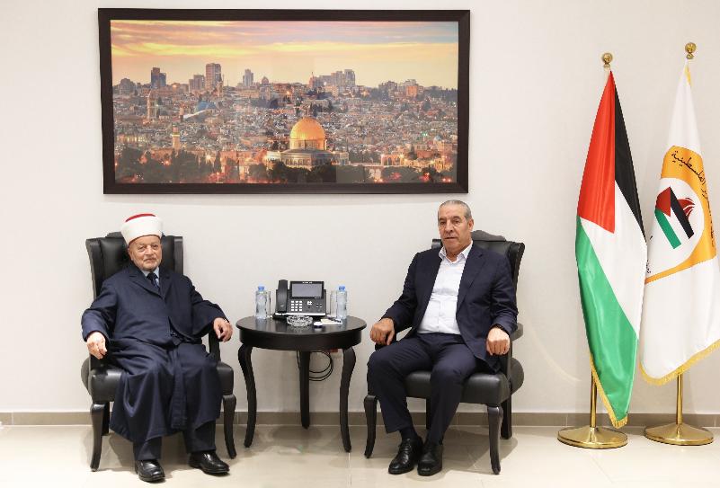 الشيخ يبحث مع المفتي العام التطورات بالأقصى ويحذر من مخططات الاحتلال