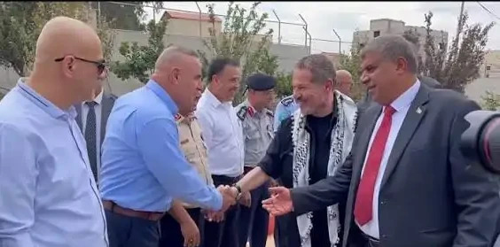 ياسر عباس يبحث مع فاعليات طوباس الأوضاع العامة
