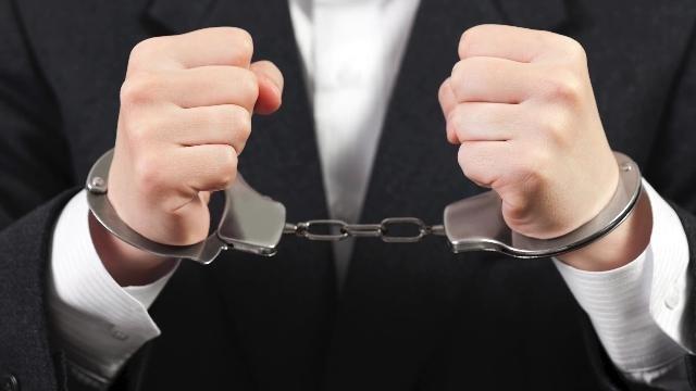 توقيف شخصين يروّجان المخدرات داخل مقهى في بئر حسن.. وهذا ما تم ضبطه