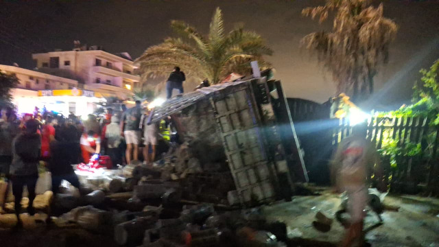 حادث سير مروّع قرب مفرق شحيم.. شاحنة تفقد مكابحها وتصدم عدداً من الأشخاص!