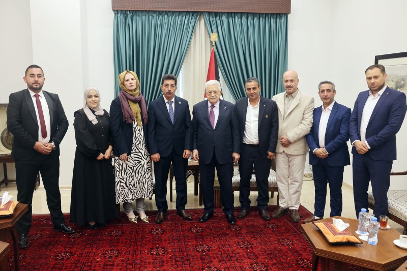 الرئيس عباس يستقبل رئيس لجنة تسيير أعمال بلدية قلقيلية وأعضاءها