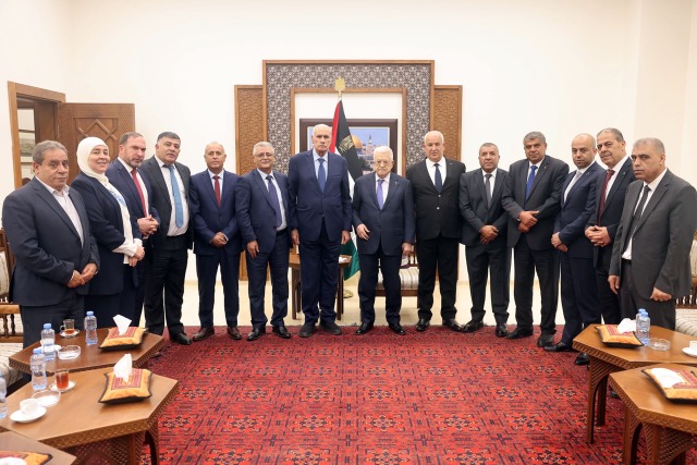 الرئيس عباس  يترأس اجتماعا لمجلس المحافظين ويطلع على الأوضاع الميدانية واعتداءات الاحتلال