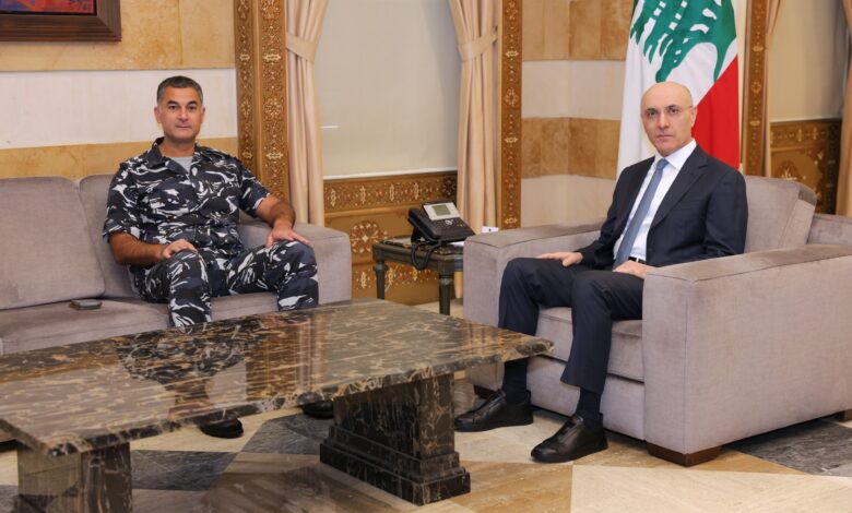 الوزير الحجار يبحث مع اللواء عبدالله تعزيز الانتشار الأمني والتحضيرات لمؤتمر دعم الجيش وقوى الأمن في باريس