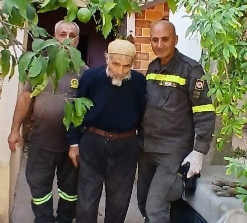 108 أعوام ولم يغادر منزله.. الدفاع المدني يؤمّن احتياجات مسن في النبطية الفوقا