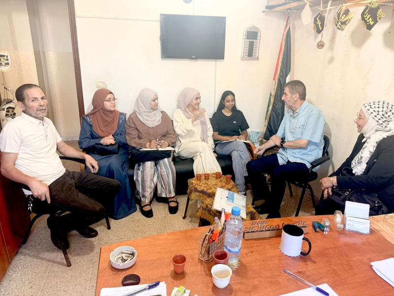 وفد من جمعية "نواة" يزور اللجنة الشعبية في مخيم عين الحلوة