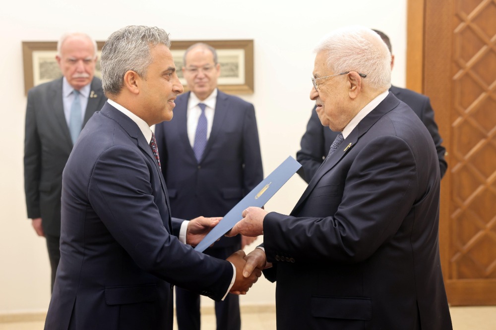 الرئيس عباس يتسلم أوراق اعتماد سفير جمهورية مصر العربية لدى دولة فلسطين