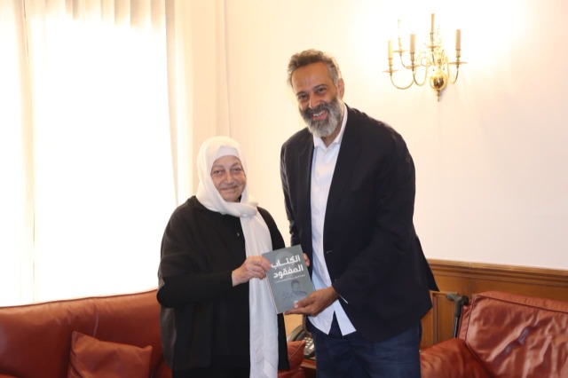 خالد غطاس يُطلع بهية الحريري على مشروعه التربوي ويهديها كتابه الجديد