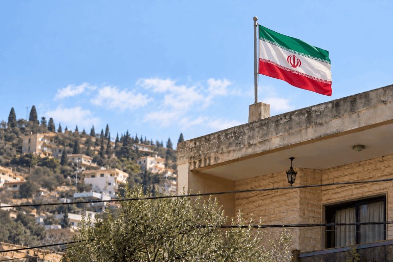 القضاء يأمر بإزالة "علم إيراني" فوق منزل بجنوب لبنان