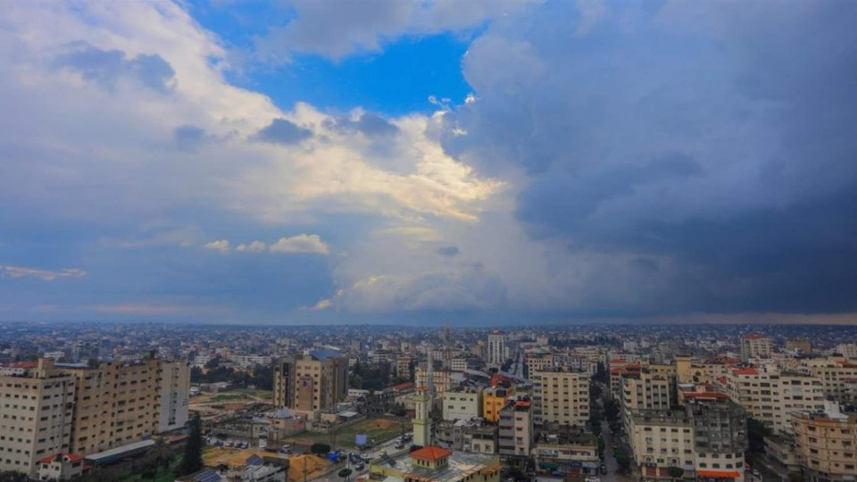 الطقس قليل الغيوم مع ارتفاع في درجات الحرارة