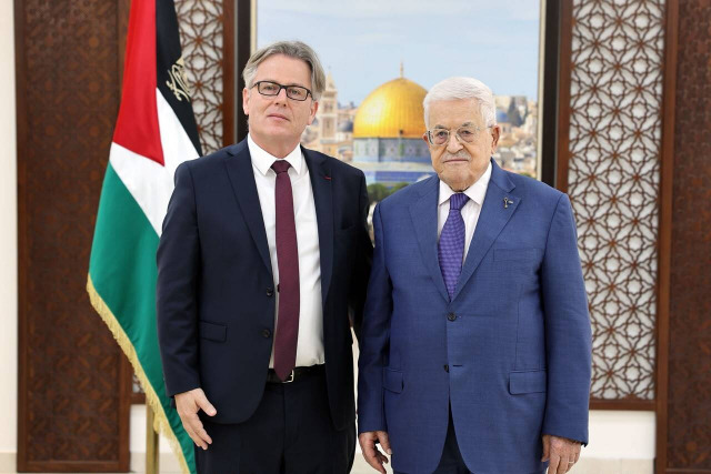 الرئيس عباس يتقبل أوراق تعيين قنصل عام الجمهورية الفرنسية الجديد في القدس