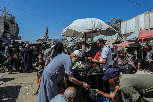 إغلاق المعابر يُلهب أسواق غزة... توقف الشاحنات يرفع أسعار السلع وسط خلاف بشأن رسوم على التجار