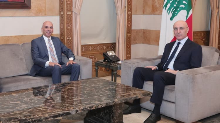 الحجار يبحث مع السفير المصري تعزيز التعاون الأمني بين البلدين