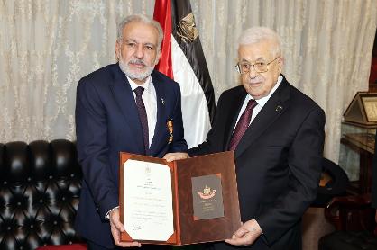 الرئيس عباس يقلد الدكتور جمال أحمد صالح حسين ميدالية الإنجاز من وسام الرئيس محمود عباس
