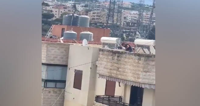 فيديو:  فقدوا مفتاح المنزل فربطوه بالحبال للوصول إلى الشرفة.. سقوط طفل من علو شاهق في صيدا!