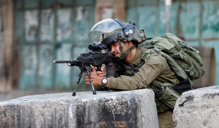 بالفيديو.. أحلى لقطة لجندي إسرائيلي على الحدود مع لبنان قبل قنص مقاوم!